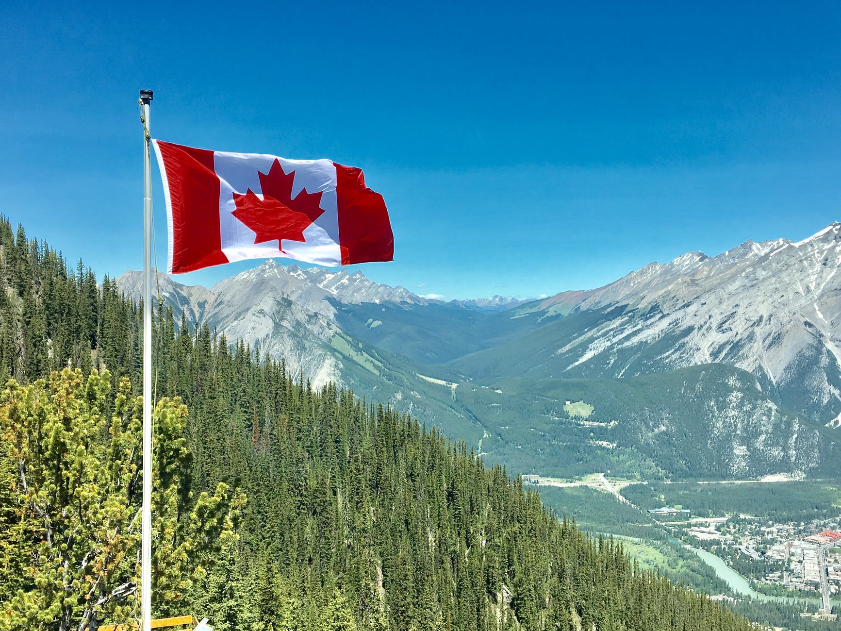 加拿大屬於已開發國家，是全球第10大經濟體