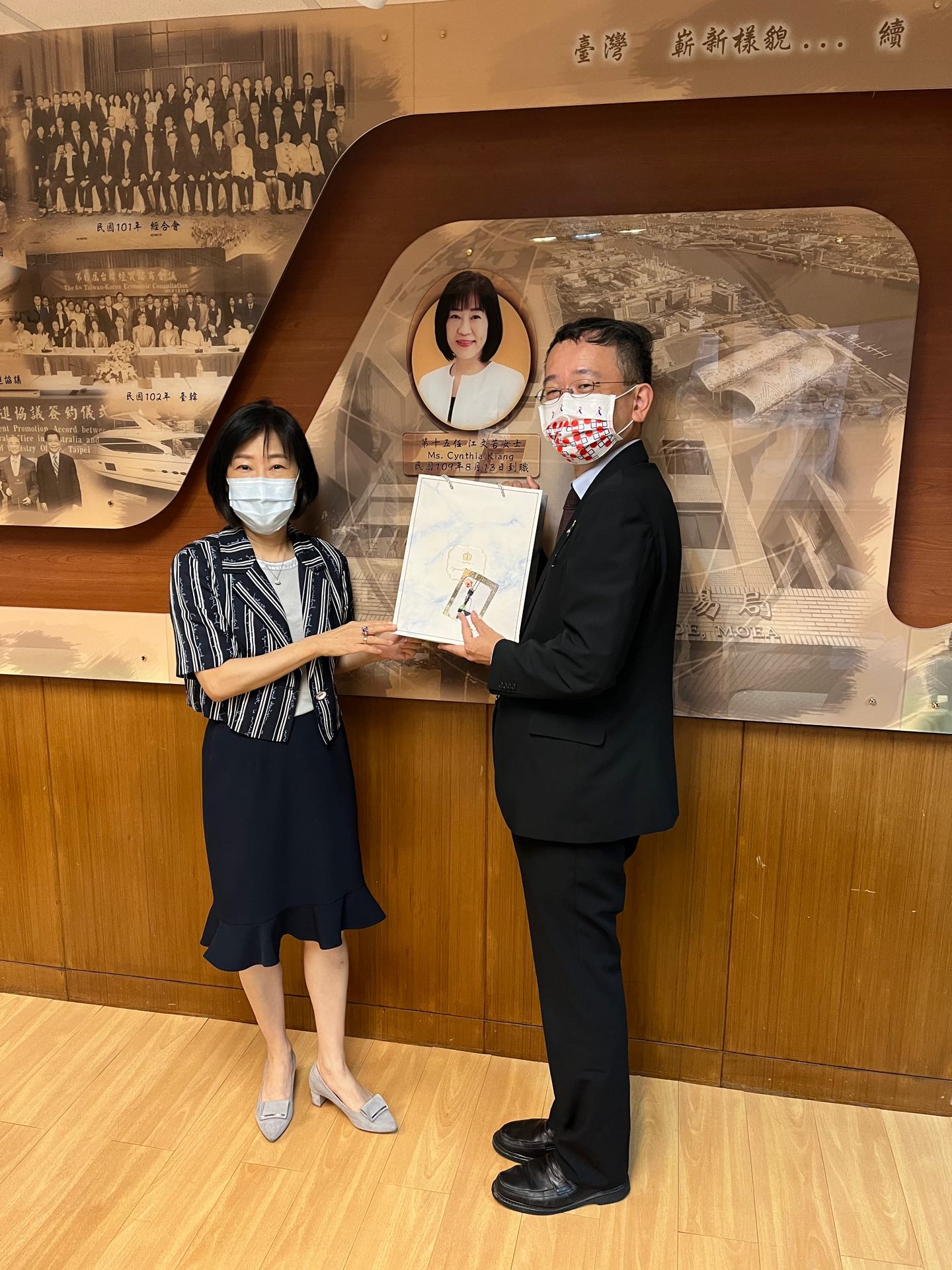 Director General Ms. Cynthia Kiang of the Bureau of Foreign Trade met with  the outgoing Deputy Representative Hoshino, and his successor Hattori of Japan-Taiwan Exchange Association