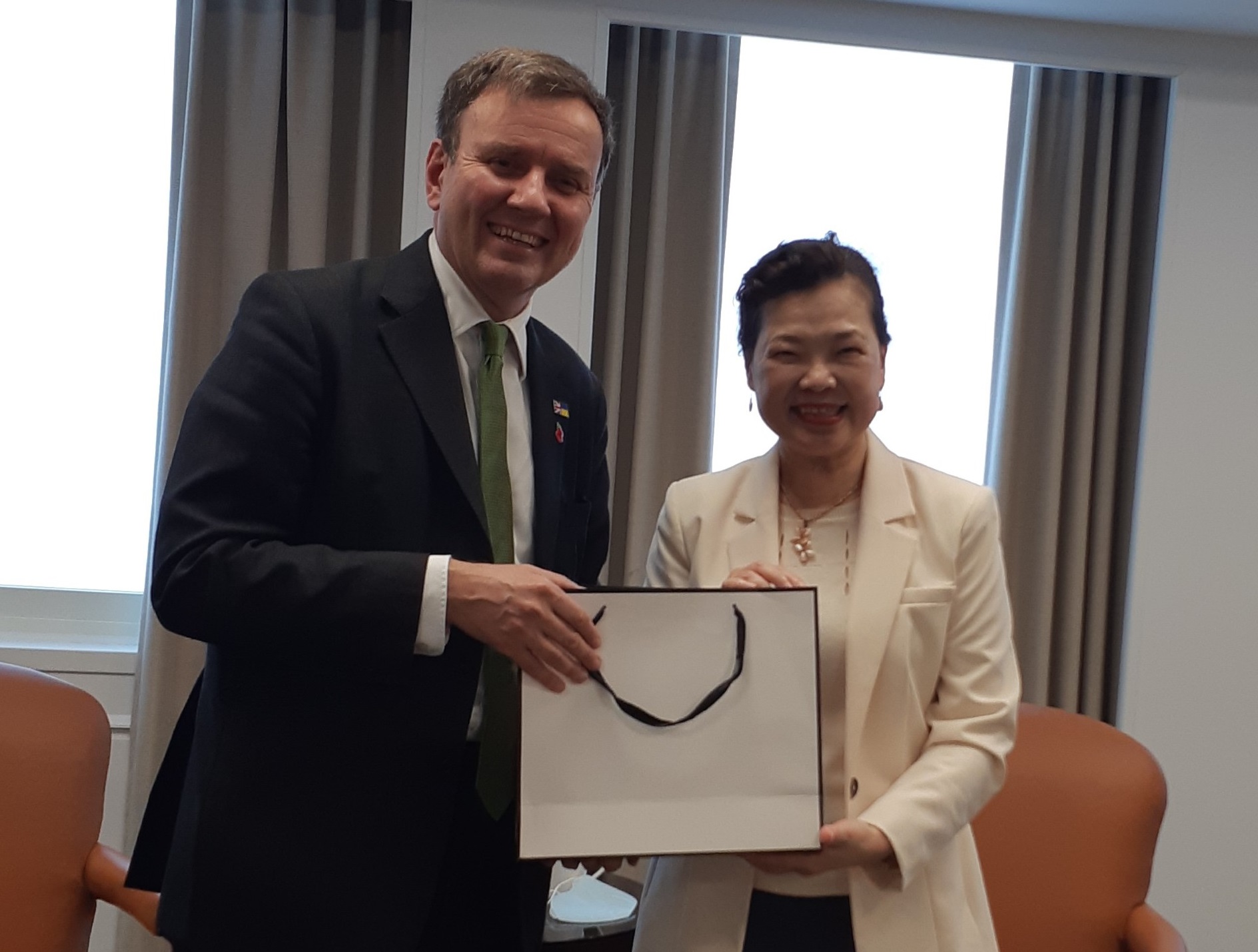 On November 9, MOEA Minister Ms. Mei-Hua Wang met with Mr. Greg Hands, Minister of State for Trade Policy of the DIT
