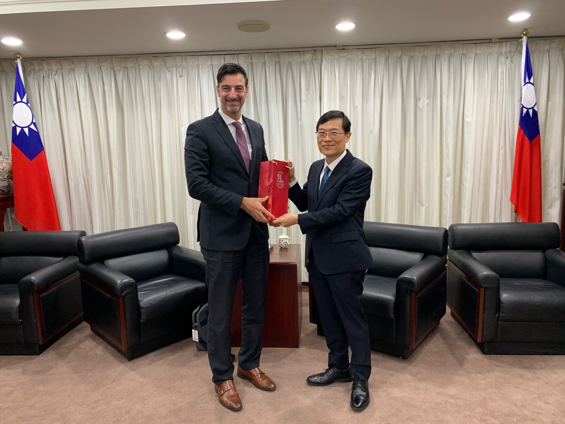Deputy Minister Chen meets with ISED(Canada) Associate Deputy Minister Francis Bilodeau