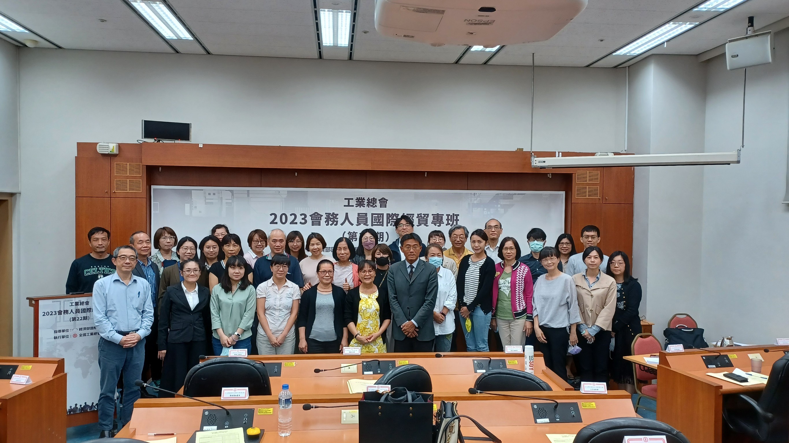 A group photo of Deputy Director General G. J. Lee (center) and participants of the program.