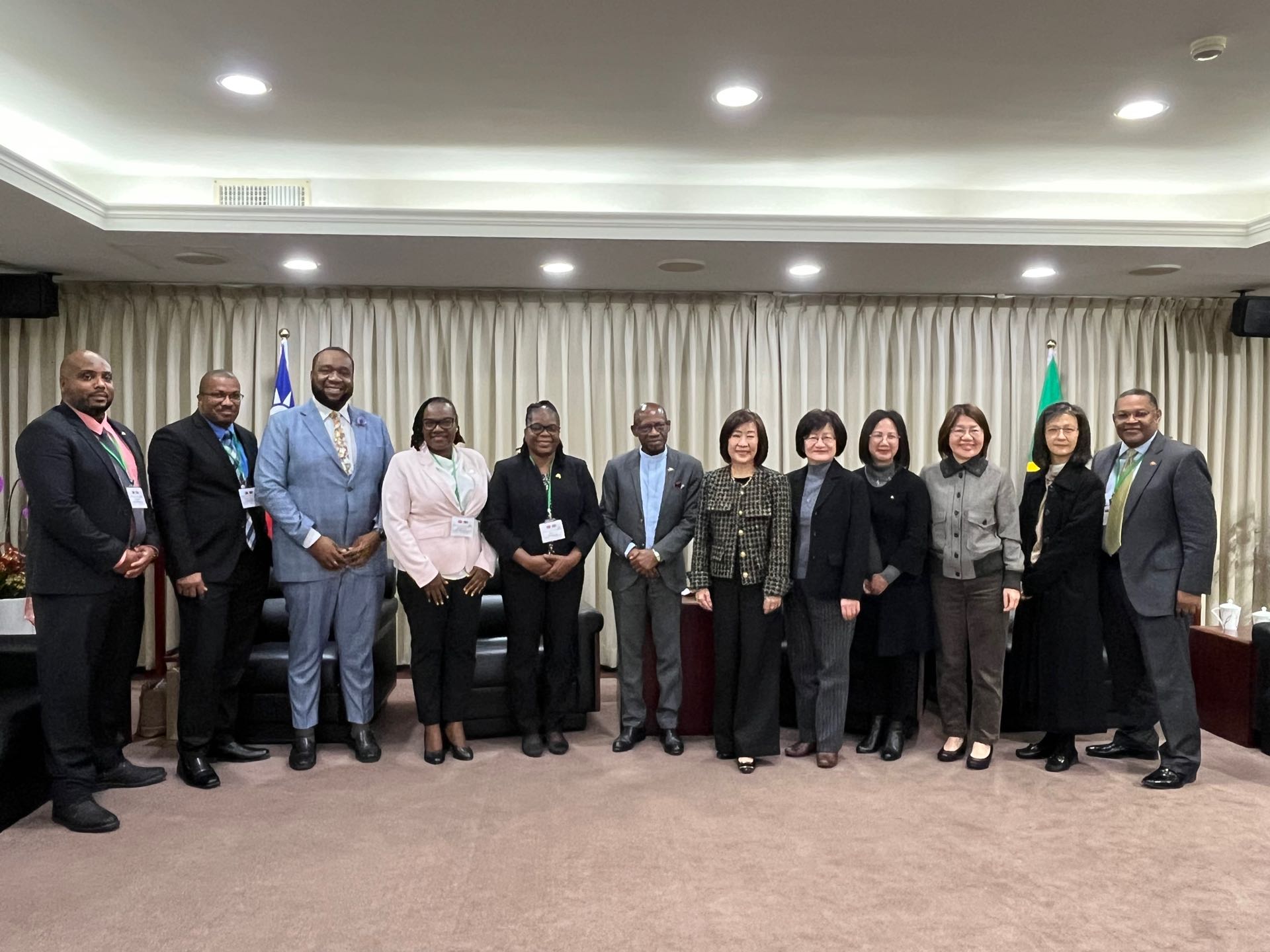MOEA Deputy Minister Cynthia Kiang meets with St. Kitts Foreign Minister Denzil Douglas