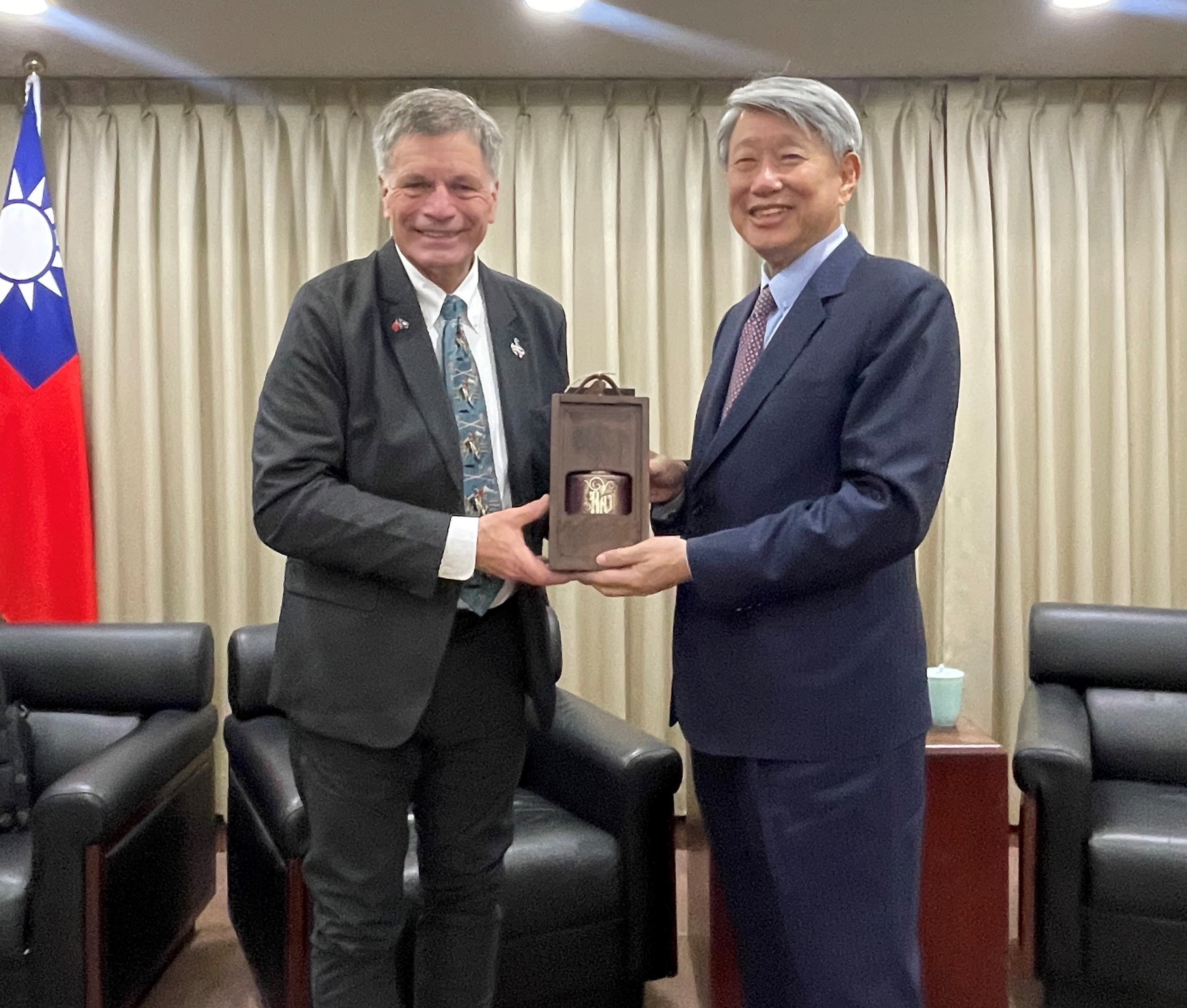 Minister Kuo and Wyoming Governor Gordon pose for a photograph following their meeting at the Ministry of Economic Affairs on April 21, 2025.