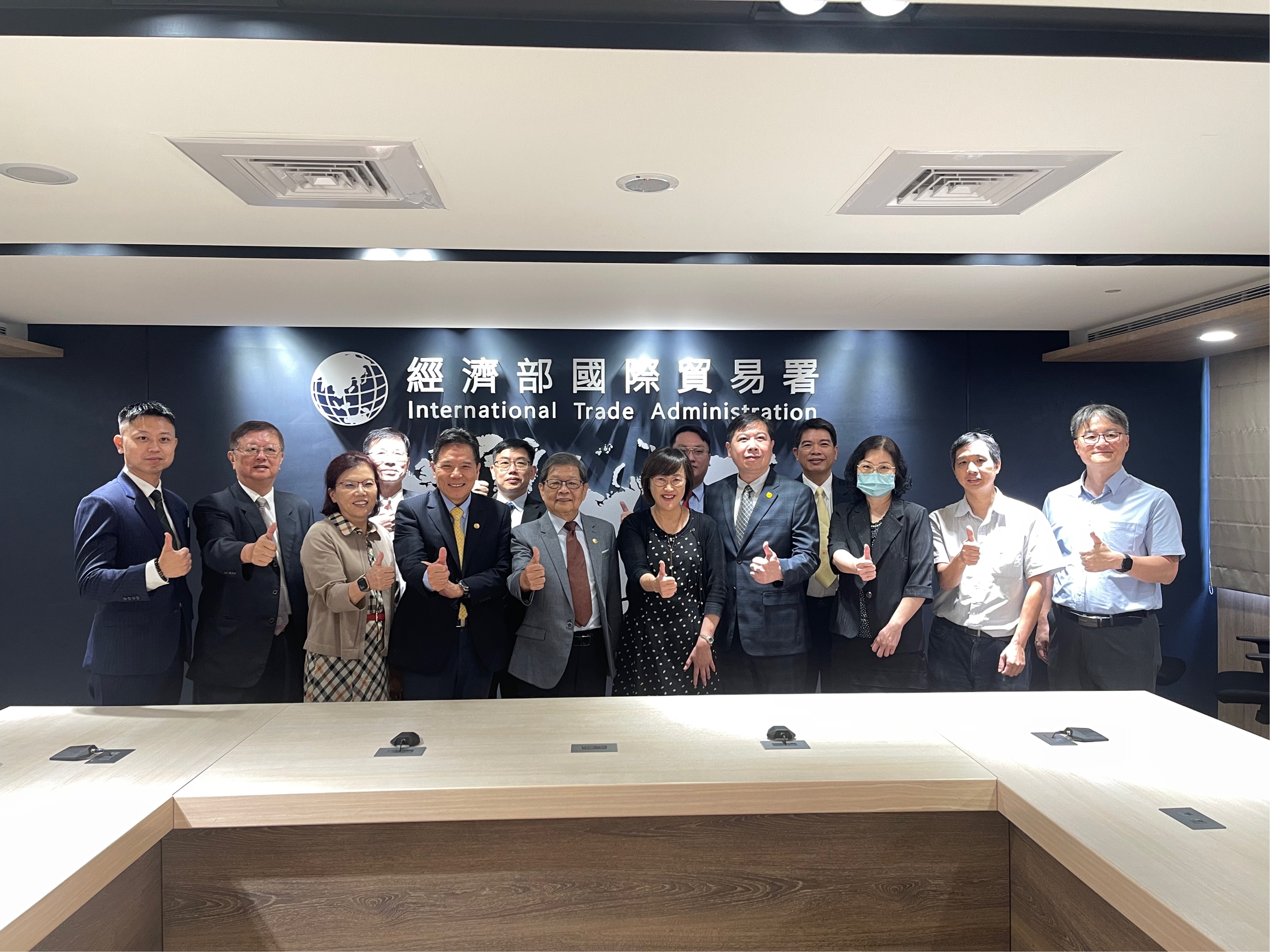 胡副署長接見台灣區照明燈具輸出業公會李世宗理事長